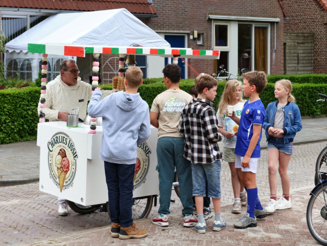IJscowagen met Italiaanse kleuren en een groepje kinderen ervoor