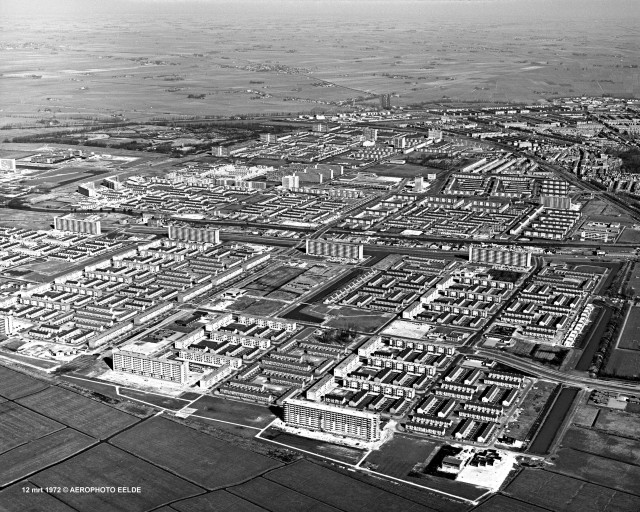 De Groningse wijken Vinkhuizen, Paddepoel en Selwerd in 1972, gefotografeerd vanuit de lucht