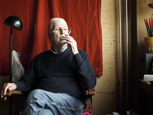 Portret van bewoner Fokko Kramer die een sigaret rookt