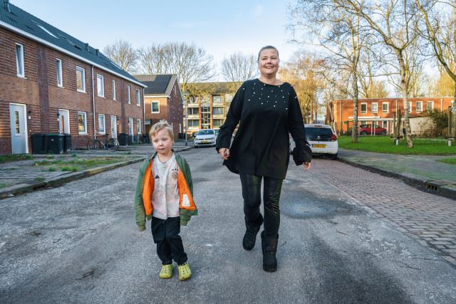 Isabella Weemhoff met haar zoontje, lopend door de wijk