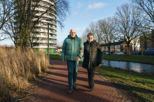 Fred en Jannie Pelster wandelend in Selwerd