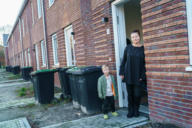  Isabella Weemhoff met haar zoontje, staand in de deur van haar woning
