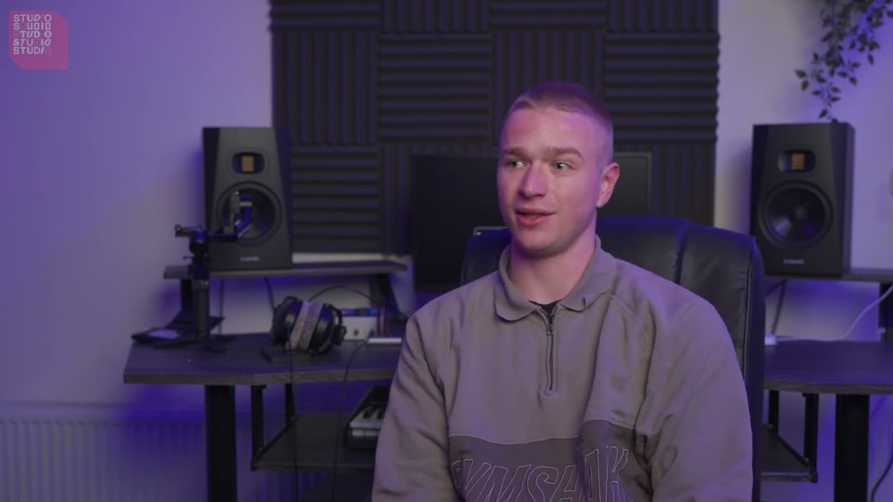 Een beeld uit de video over de open studio STU33. Je ziet een witte jongeman op een stoel zitten voor een computerscherm.