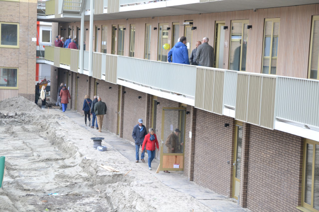 Bewoners bekijken nieuwe woningen in de Berkenlaan in Selwerd